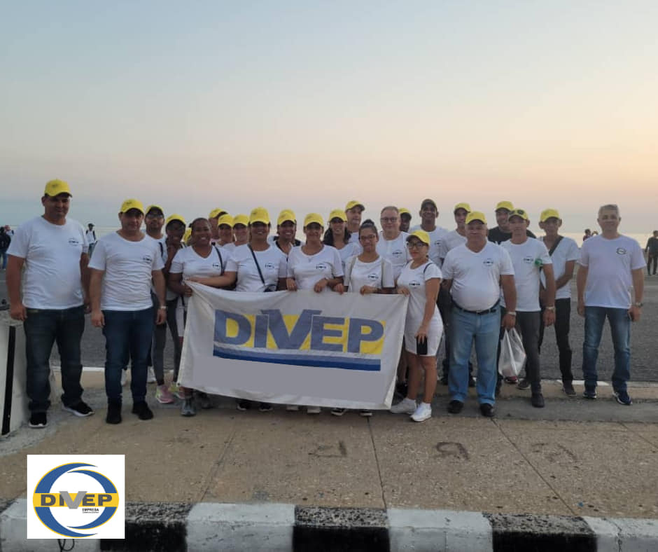 Desfile de los trabajadores de La Empresa Comercializadora DIVEP 